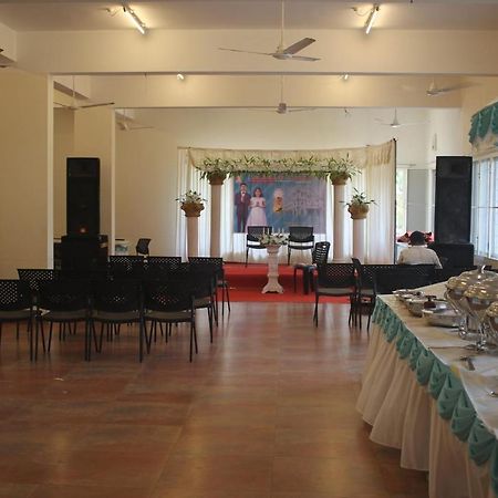 ホテルAngamaly Convention Centre Kochi エクステリア 写真