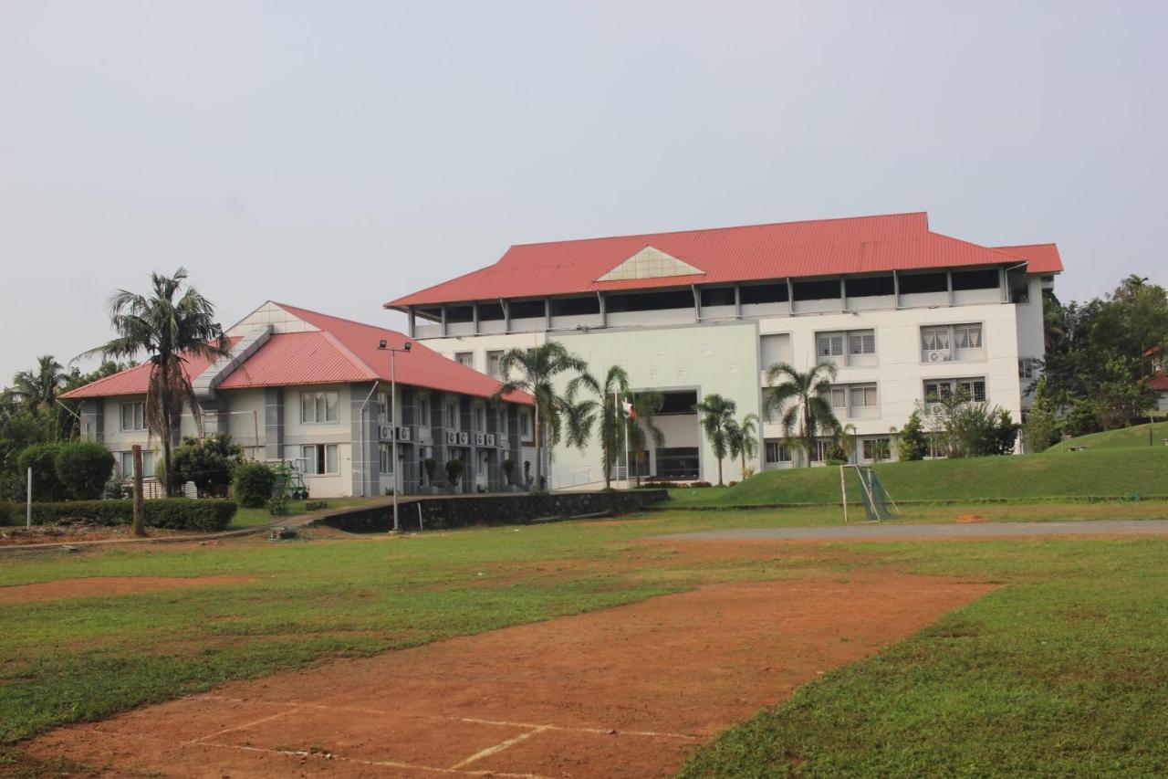 ホテルAngamaly Convention Centre Kochi エクステリア 写真