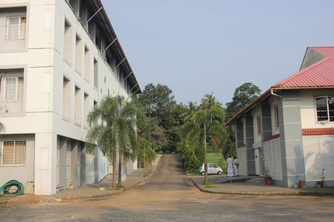 ホテルAngamaly Convention Centre Kochi エクステリア 写真