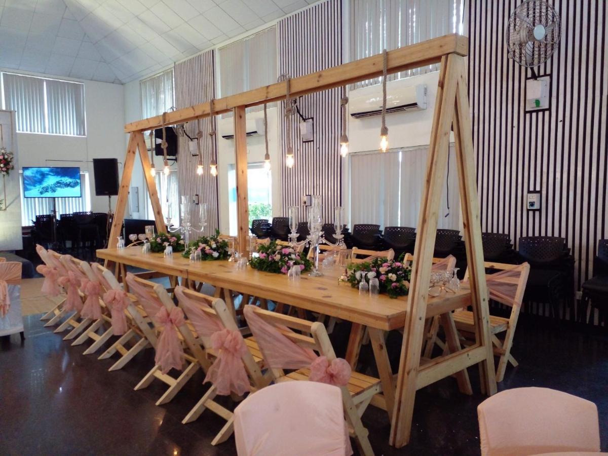 ホテルAngamaly Convention Centre Kochi エクステリア 写真
