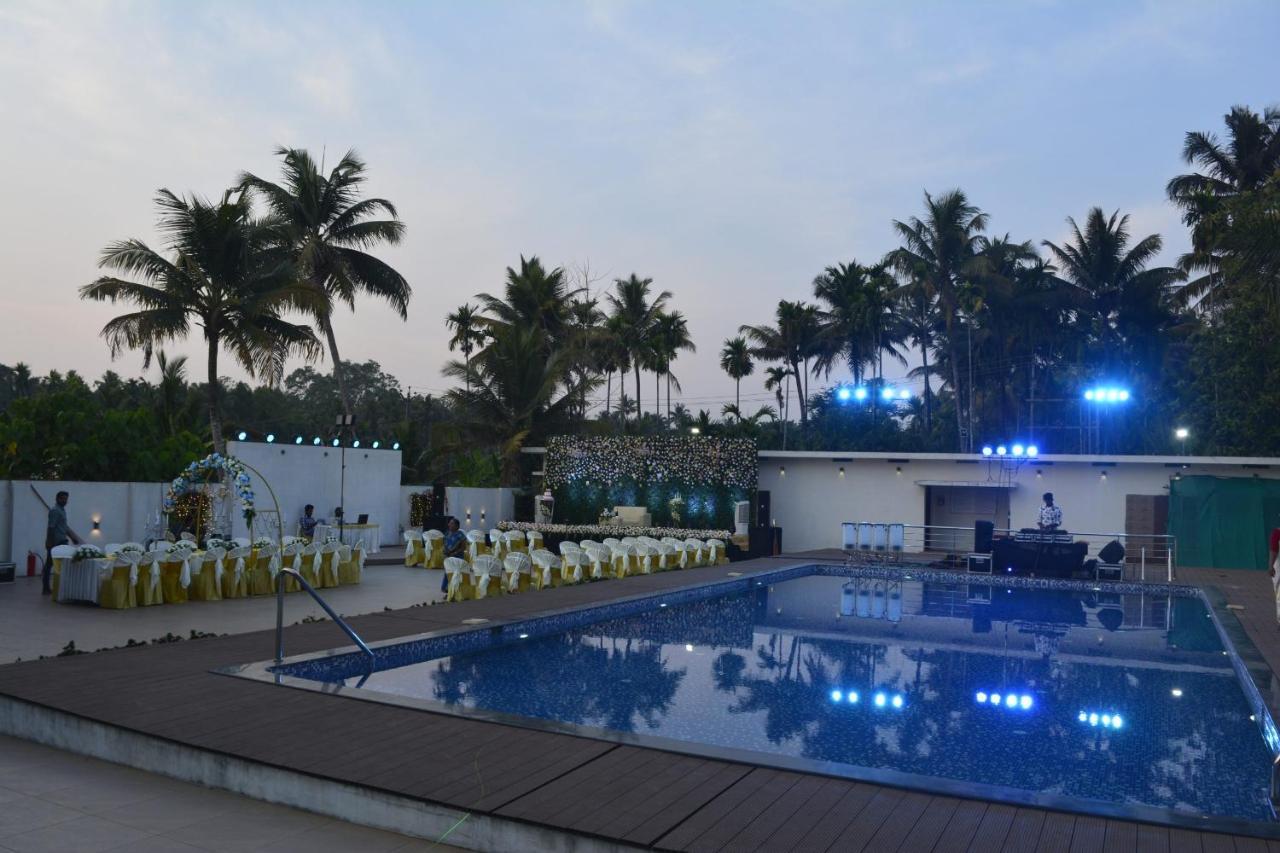 ホテルAngamaly Convention Centre Kochi エクステリア 写真