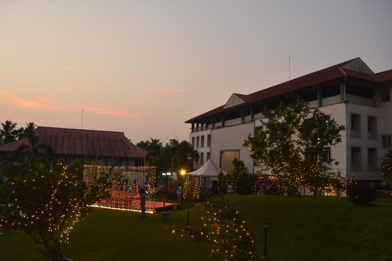 ホテルAngamaly Convention Centre Kochi エクステリア 写真