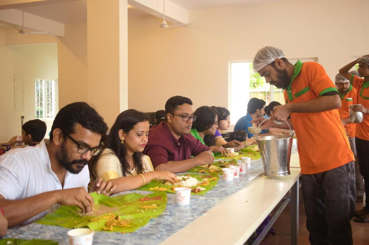 ホテルAngamaly Convention Centre Kochi エクステリア 写真