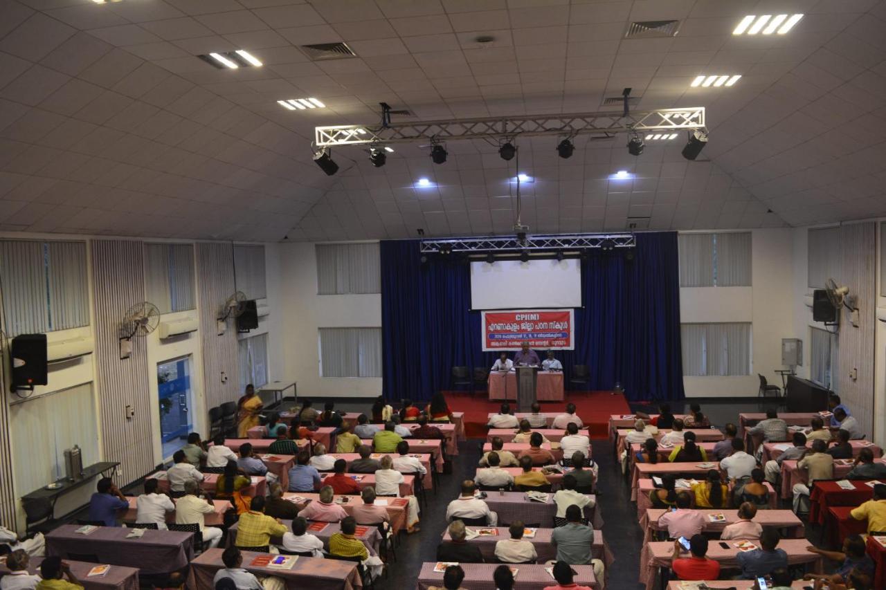 ホテルAngamaly Convention Centre Kochi エクステリア 写真