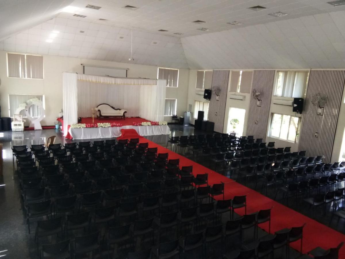 ホテルAngamaly Convention Centre Kochi エクステリア 写真