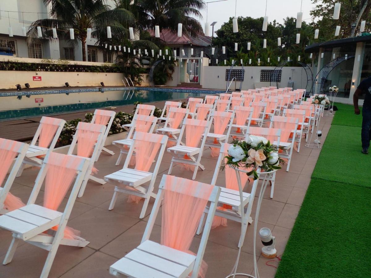 ホテルAngamaly Convention Centre Kochi エクステリア 写真
